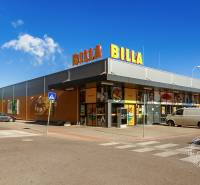 Obchod Billa na Bosákově ulici v Bratislavě-Petržalce s parkovištěm a přechodem pro chodce.