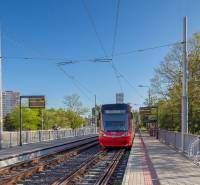 Tramvaj na zastávce Jungmannova v Bratislavě - Petržalka s paneláky v pozadí.