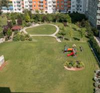 Na ulici Bosákova je vidět dětské hřiště u 2pokojového bytu se zahradou.