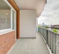 Balkon 2-pokojového bytu na Bosákově ulici v Petržalce, s výhledem na Bratislavu.