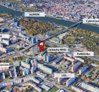 Letecký pohled na Bratislavu - Petržalku z Bosákovy ulice, obchody a MHD v okolí.