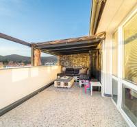 Terasa s posezením, výhled na střechy a kopce ve 2-pokojovém bytě na Vajanského v Modre.