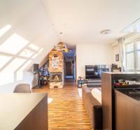 Obývací pokoj v 2-pokojovém bytě s podlahou s dřevěným dekorem a cihlovým krbem.