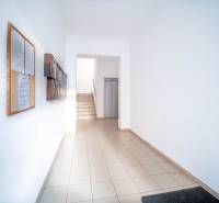 Bytový vchod s poštovními schránkami a výtahem, vhodný pro 2-pokojový byt.