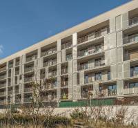 Bytový dům s balkony v Bratislavě na Lamači na Jána Langoša, obklopený zelení.