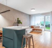 Obývací pokoj ve 3-pokojovém bytě s pohodlnou sedačkou a podlahou s dřevěným dekorem.