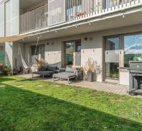 Zahrada 3-pokojového bytu na ulici Jána Langoša v Bratislavě - Lamači s terasou a posezením.