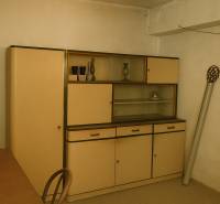 Vintage skříň a stůl v interiéru rodinného domu.