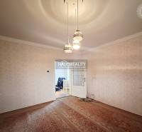 Pokoj v rodinném domě s kobercovou podlahou a závěsným osvětlením.