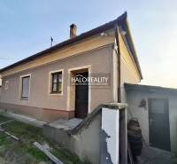 Rodinný dům ve Dvoroch nad Žitavou s omítnutou fasádou, venkovní schody a dvůr.