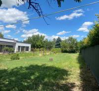 Zahrada s trávníkem a moderní budovou v lokalitě Bratislava - Podunajské Biskupice, Podunajské Biskupice, Pozemky - bydlení.