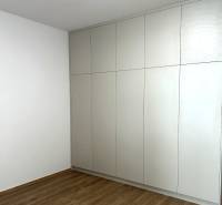 Ve 4-pokojovém bytě je vestavěná skříň a podlaha s dřevěným dekorem.