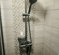 Sprchový kout s moderními obklady v 3-pokojovém bytě.