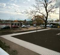 Exteriér na Korytnické ulici v Bratislavě-Podunajských Biskupicích, s výhledem na stromy a chodník.