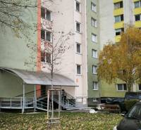 Panelový bytový dům na Korytnické ulici, Bratislava - Podunajské Biskupice, obklopený zelení.