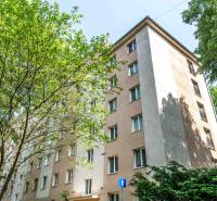 Bytový dům obklopený zelení na Vodárenské v Košicích - městská část Sever.