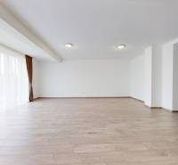 Rodinný dům s podlahou s dřevěným dekorem a velkými francouzskými okny.