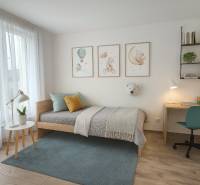 Dětský pokoj v rodinném domě s podlahou s dřevěným dekorem a pracovním stolem.