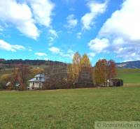 Rodinný dům v Liptovských Beharovcích obklopený podzimní přírodou a loukami.