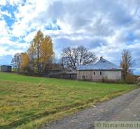 Rodinný dům v Liptovských Beharovcích s rákosovou střechou, okolní příroda a venkovský styl.