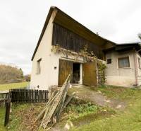 Rodinný dům ve Skleném na Sklené ulici s travnatým pozemkem.