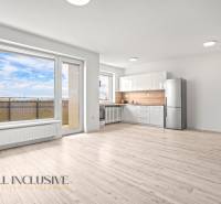 Světlý interiér 2-pokojového bytu s kuchyní, prosklenou stěnou a podlahou s dřevěným dekorem.