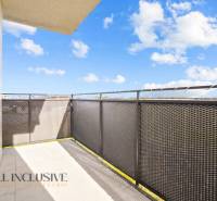 Balkon s výhledem v dvoupokojovém bytě na Panónském háji v Dunajské Stredě.