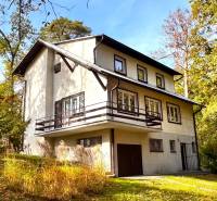 Chata na ulici Gazárka v Šaštíně-Strážích obklopená lesem a travnatým porostem.