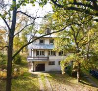 Chata na ulici Gazárka, Šaštín-Stráže, obklopená stromy a zaparkovaným autem.