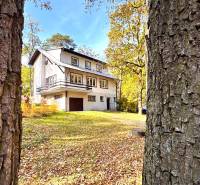 Chata na ulici Gazárka v Šaštíně-Strážích obklopená podzimní přírodou a stromy.