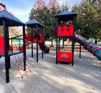 Dětské hřiště na Gazárce v Šaštíně-Strážích s prolézačkami, skluzavkami a hřištěm.