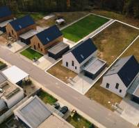 Letecký pohled na rodinné domy na ulici Pod Drieňovou, Kamenica nad Cirochou.