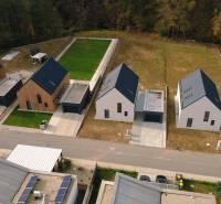 Řadové rodinné domy na ulici Pod Drieňovou v Kamenici nad Cirochou obklopené zelení.