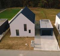 Rodinné domy na ulici Pod Drieňovou v Kamenici nad Cirochou obklopené trávníkem a příjezdovou cestou.