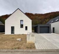 Rodinný dům na ulici Pod Drieňovou v Kamenici nad Cirochou s grafitovou střechou.