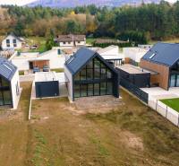 Rodinné domy na ulici Pod Drieňovou v Kamenici nad Cirochou, obklopené přírodou.