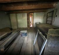 Chata nabízí útulný, tradiční interiér s dřevěným stropem a podlahou.