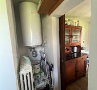 Chata s podlahou s dřevěným dekorem, kotlem a úložným prostorem v Šípkově.