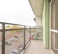 Balkon 4pokojového bytu v Melčicích-Lieskovém s výhledem na parkoviště a okolí.