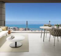 Veranda rekreačního apartmánu v Torrevieji s výhledem na moře a pohodlným posezením.