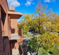 Výhled z balkonu cihlového domu na ulici v Bratislavě - Ružinově, Košická.