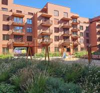 Bytový komplex v Bratislavě - Ružinově na ulici Košická s hřištěm a zelení.