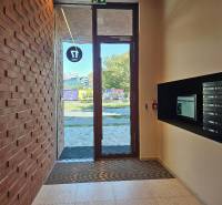 Vstupní hala s poštovními schránkami a cihlovou stěnou na ulici Košická, v Bratislavě - Ružinov.