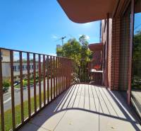 Balkon 1-pokojového bytu s výhledem na ulici Košická v Bratislavě - Ružinově.