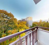 Výhled z balkonu 2pokojového bytu na zeleň v Bratislavě - Staré Město, Krížna.