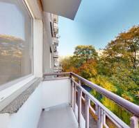 Balkon 2-pokojového bytu na Krížnej ulici, obklopený stromy v Bratislavě - Staré Město.