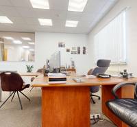 Kancelář s nábytkem a dekoracemi, podlahou s dřevěným dekorem, ideální obchodní prostory.