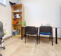 Kancelářské prostory s policí, židlemi a pracovními stoly s podlahou s dřevěným dekorem.