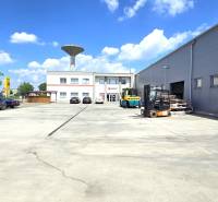 Obchodní prostory na Strojárenské ulici v Trnavě s parkovištěm a průmyslovým vybavením.