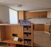 Kuchyňská linka s dřevěným dekorem a úložným prostorem v 2pokojovém bytě.